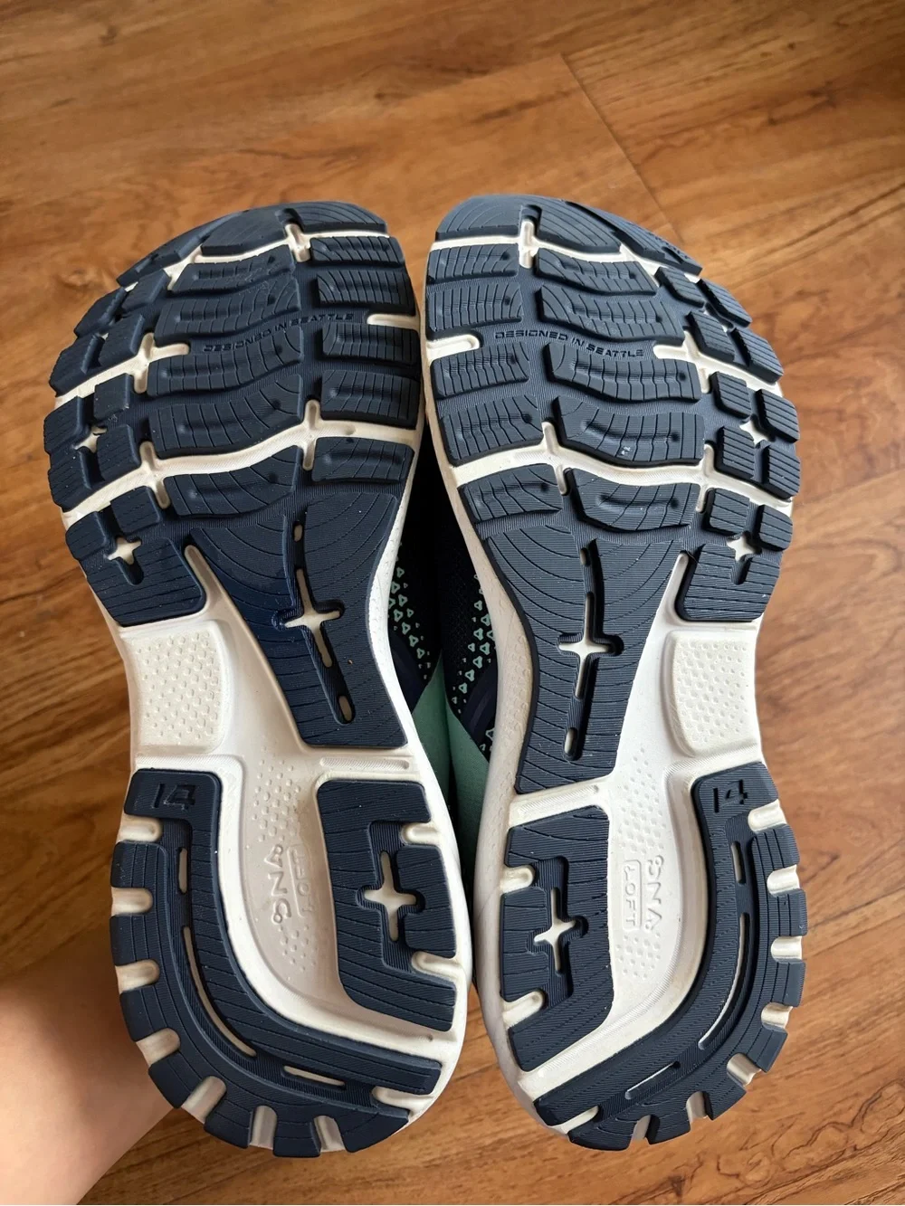 Brooks Ghost 14 Womens 10 Narrow 2A Navy/Mint Excellent minimal wear No insoles.